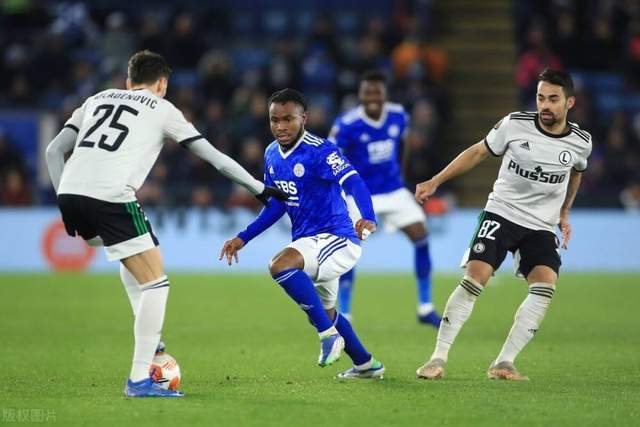 巴黎vs拜仁球迷挂出横幅：滚蛋，财阀纳赛尔！